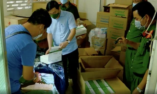 Lực lượng công an kiểm tra, phát hiện ngôi nhà tại Nha Trang chứa hơn 3.000 kt xét nghiệm không rõ nguồn gốc. Ảnh L.H