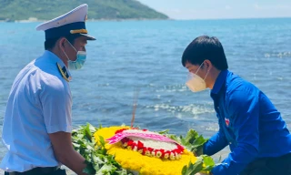 Lãnh đạo Tỉnh đoàn Khánh Hoà và Vùng 4 Hải quân thả hoa trên biển tưởng niệm các chiến sĩ tàu không số.