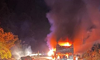 Khánh Hòa: Xe khách bốc cháy ngùn ngụt trên đèo Khánh Lê