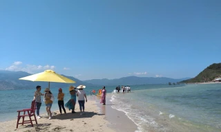 Nha Trang tấp nập du khách đi biển, nhiều người 'bỏ quên' khẩu trang