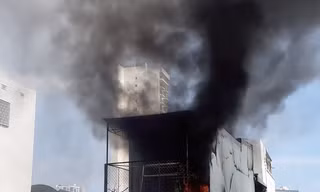 Cháy nghi ngút cạnh chợ Xóm Mới Nha Trang, tiểu thương hoảng loạn