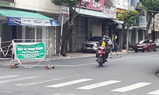 Người dân “vùng xanh” ở Khánh Hoà được chơi thể thao và cắt tóc gội đầu. Ảnh LỮ HỒ.