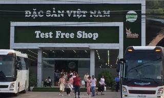 Cửa hàng Đặc sản Việt Nam xây trái phép chuyên đón khách nước ngoài, trong đó phần đông là khách Trung Quốc. Ảnh L.H