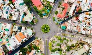 Ngã 7 Nha Trang vắng vẻ hơn ngày thường khi giản cách xã hội. Ảnh Nguyễn Hồng.