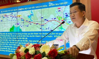 Phó Giám đốc Sở GTVT Khánh Hoà thông tin về dự án cao tốc Khánh Hoà - Buôn Ma Thuột. Ảnh CÔNG HOAN.