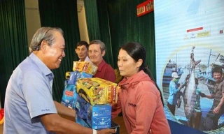 Ngư dân phải làm gì khi bị 'tàu lạ' quấy rối trên biển?