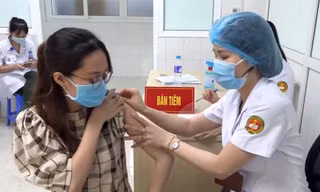 Tiêm thử nghiệm vắc xin Nano Covax giai đoạn 3 tại Học viện Quân y. Ảnh Mạnh Thắng.