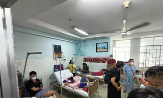 Lấy mẫu thức ăn trường học có hơn trăm học sinh nhập viện nghi ngộ độc