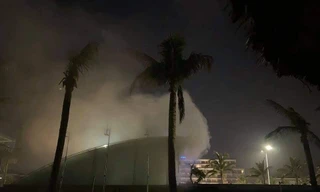 Vụ cháy tại quán bar Sands Bay đã được dập tắt nhưng vẫn còn khói bốc lên tại tầng hầm. Ảnh L.H