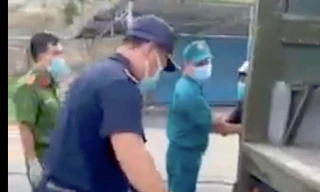 Cán bộ phường Vĩnh Hoà giữ xe công nhân đi mua bánh mì. Ảnh chụp lại clip.