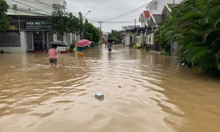Dân Nha Trang “vật lộn” di chuyển trên những con đường ngập chìm trong nước