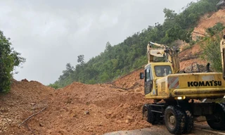 Sạt lở trên đèo Khánh Lê đã làm ách tắc giao thông truyến đường nối Nha Trang - Đà Lạt. Ảnh CTV