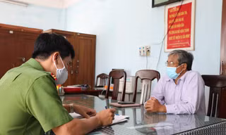 Cơ quan công an làm việc với bị can Mai Hắc Lợi sau khi đọc lệnh khởi tố. Ảnh L.H