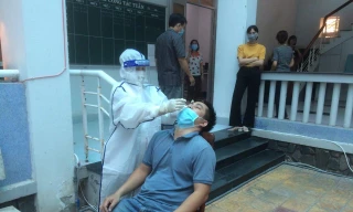 Lực lượng y tế Phú Yên lẫy mẫu xét nghiệm người dân. Ảnh CDC Phú Yên
