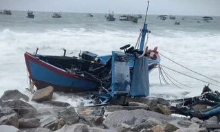 Tàu cá Phú Yên bị sóng đánh chìm ở Khánh Hòa, 5 người mất tích