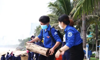 Bãi biển Nha Trang tràn ngập rác thải sau mưa lũ