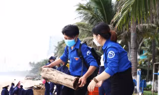 Bãi biển Nha Trang tràn ngập rác thải sau mưa lũ