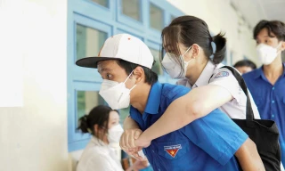 Hình ảnh ấm áp mùa thi THPT 2022: Tình nguyện viên cõng thí sinh đến điểm thi 