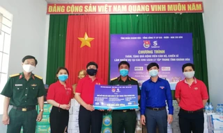 Khánh Hoà trao tặng quà hơn 500 triệu đồng cho bộ đội làm nhiệm vụ tại khu cách ly