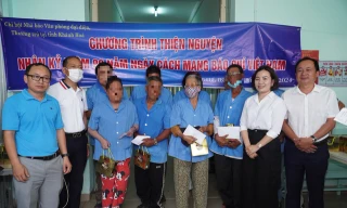 Báo chí thường trú Khánh Hòa tặng quà bệnh nhân phong khó khăn