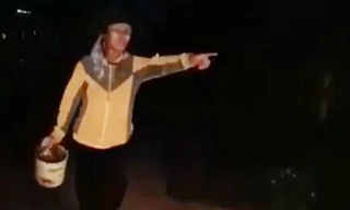 Bà Chút mang chất bẩn đổ lên người bé trai 2 tuổi để đòi nợ. Ảnh cắt lại clip.