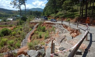 Sạt lở nghiêm trọng trên Quốc lộ 27C, nguy cơ đổ xuống trường mầm non