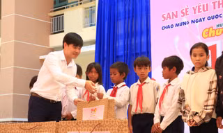 Báo Tiền Phong phối hợp trao tặng 10 máy lọc nước cho trường học vùng sâu Khánh Hoà