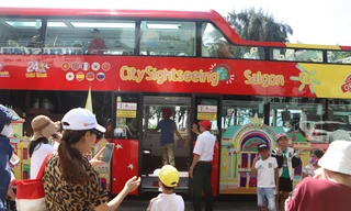 Khách du lịch lên xe buýt 2 tầng đi ngắm cảnh Nha Trang.