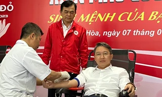 Bí thư Tỉnh uỷ Khánh Hòa hiến máu tại Chủ nhật Đỏ