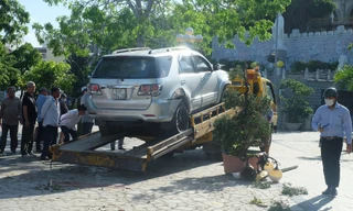 Kinh hãi cảnh ô tô 'điên' đâm gãy cột đèn nhà thờ đá Nha Trang