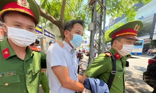 Công an dẫn giải ông Trần Quốc Huy ra khỏi trụ sở CDC Khánh Hoà