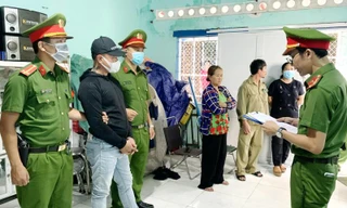 Công an TP. Tuy Hòa đọc lệnh khởi tố bị can đối tượng Dương Văn Toàn. Ảnh công an cung cấp.