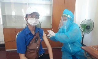 Nhân viên y tế Khánh Hoà tiêm vắc xin phòng COVID - 19 cho người dân. Ảnh L.H