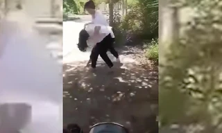 Một nhóm học sinh đánh bạn cùng trường rồi tung clip lên mạng xã hội. Ảnh chụp lại clip