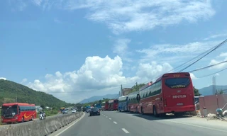 Xe khách du lịch đến Khánh Hoà dịp tháng 5/2021. Ảnh LỮ HỒ.