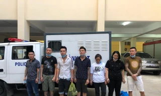 Nhóm đối tượng khống chế 14 nam nữ bị Công an TP Nha Trang bắt giữ. Ảnh CTV.