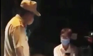 Ông Dương Ngọc Bi (bên phải ảnh) lúc bị lực lượng chức năng phát hiện chạy xe vào đường cấm. Ảnh cắt từ clip.