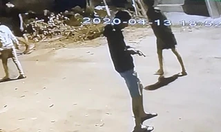 Đối tượng Nguyễn Quốc Dũng mang theo vật giống súng khi tham gia đánh nhau. Ảnh chụp lại clip do người dân cung cấp.