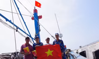 Hỗ trợ thực phẩm cho tàu cá ngư dân Bình Định đánh bắt cá ở Trường Sa 