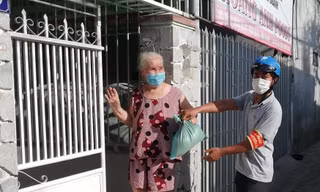 Nhận 'lệnh' ở nhà trong 7 ngày, người dân Nha Trang, Đà Nẵng mua thực phẩm thế nào?