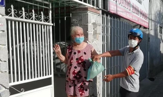 Nhận 'lệnh' ở nhà trong 7 ngày, người dân Nha Trang, Đà Nẵng mua thực phẩm thế nào?