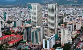 Khu đất Trường Chính trị Khánh Hoà cũ hiện là dự án Gold Coast với 2 toà tháp cao nhất trong hình