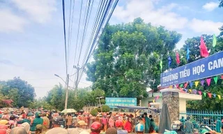 Điểm tiêm vắc xin tại trường Tiểu học Cam Nghĩa, TP. Cam Ranh tập trung đông người. Ảnh FB Thế Nguyễn.