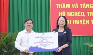 Phó Chủ tịch nước Võ Thị Ánh Xuân thăm tặng quà gia đình chính sách, trẻ em khó khăn ở Ninh Thuận