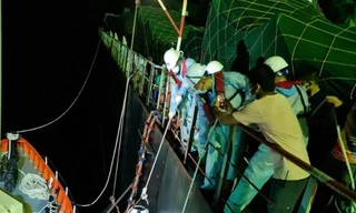 Tàu SAR27-01 tiếp nhận thuyền viên bị nạn đưa về Cảng Nha Trang