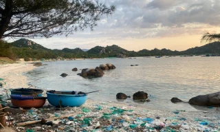 Bãi biển đẹp như Maldives ở vịnh Cam Ranh bị 'nghĩa địa rác' tàn phá