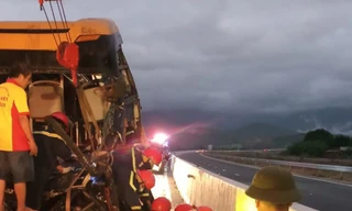 Tai nạn giữa xe khách và xe tải trên cao tốc, 2 người tử vong