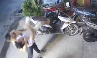 Điều tra vụ nam thanh niên bị đối tác của mẹ chặn đường đánh nhập viện 