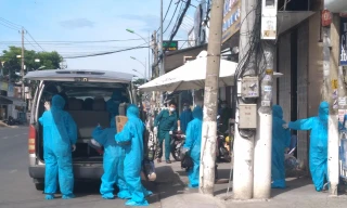 Lực lượng y tế đưa người nghi nhiễm COVID - 19 tại phường Vĩnh Phước - TP. Nha Trang đi cách ly. Ảnh LỮ HỒ.