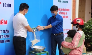 Tỉnh đoàn Khánh Hoà phối hợp với Tập đoàn Phúc Sơn tặng gạo cho người nghèo